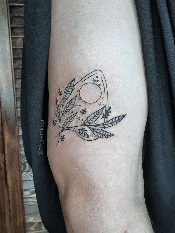 black linework 纹身 在 thigh #52787 | 纹身师 Анастасия Камкина