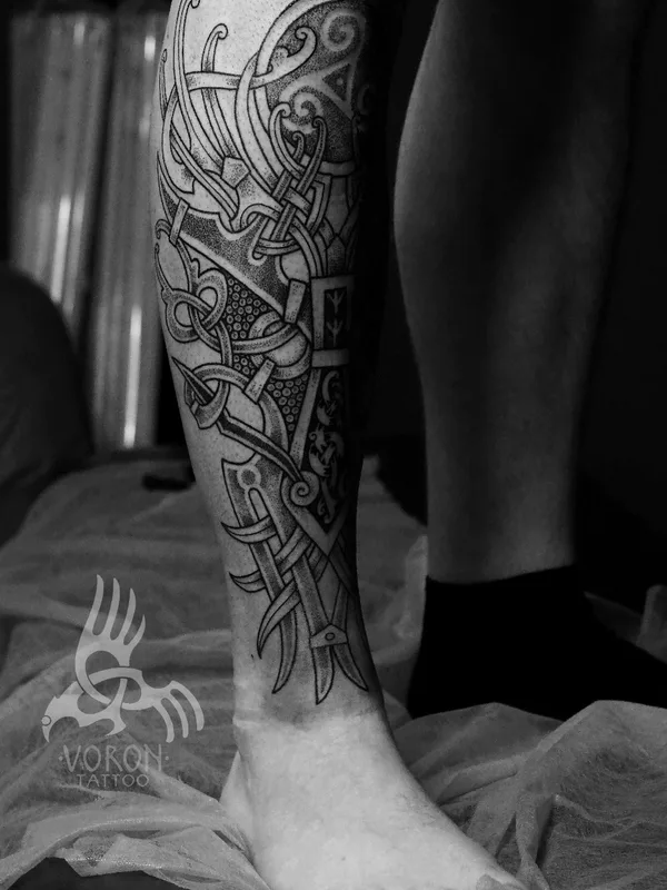 black and grey celtic татуировка на calf #72605 | Тату мастер Мари Мовган