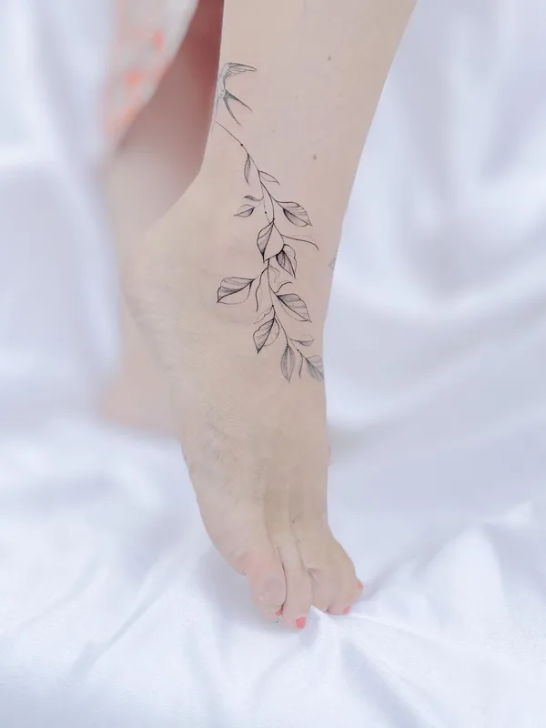 female black fineline tatouage sur ankle #43421 | Artiste tatoueur Dastin Gregorio