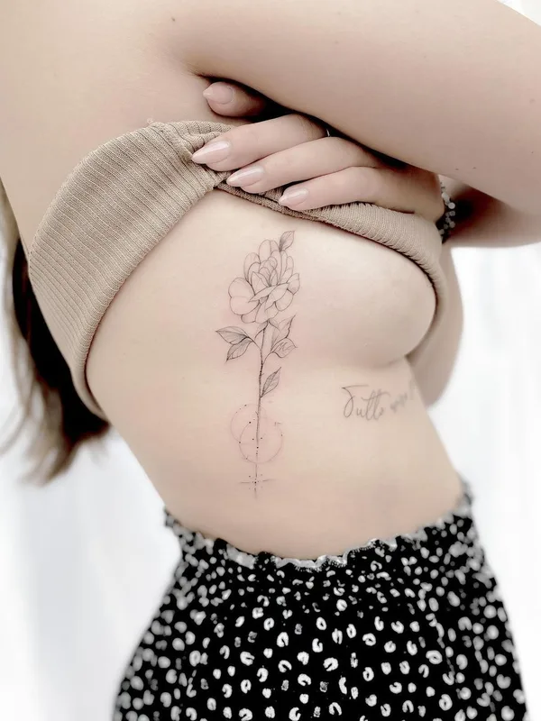 female black fineline tatouage sur side #43422 | Artiste tatoueur Dastin Gregorio
