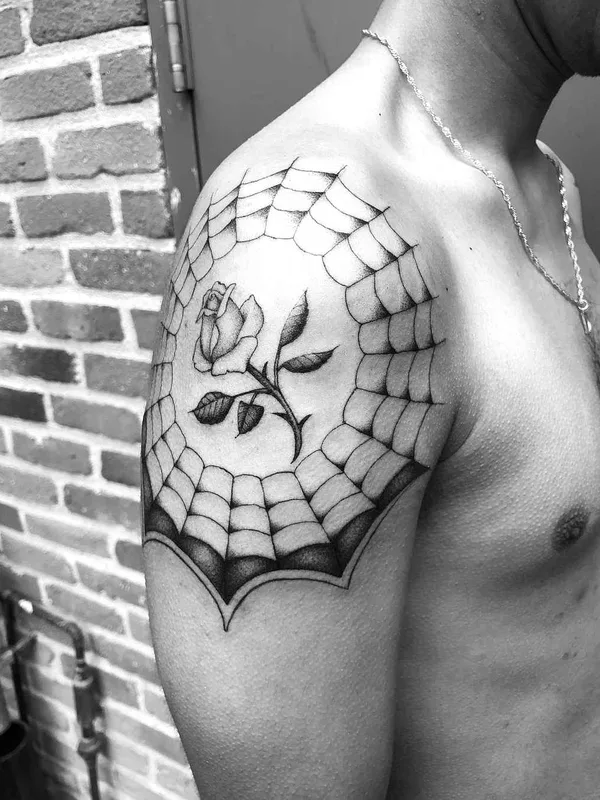 male black and grey blackwork tattoo auf shoulder #20082 | Tätowierer Stefan Spider Sinclair