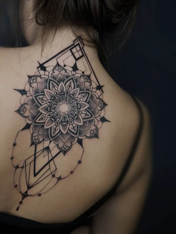 female black and grey mandala Tatuaggio su upper back #49317 | Tatuatore Вячеслав Елкин