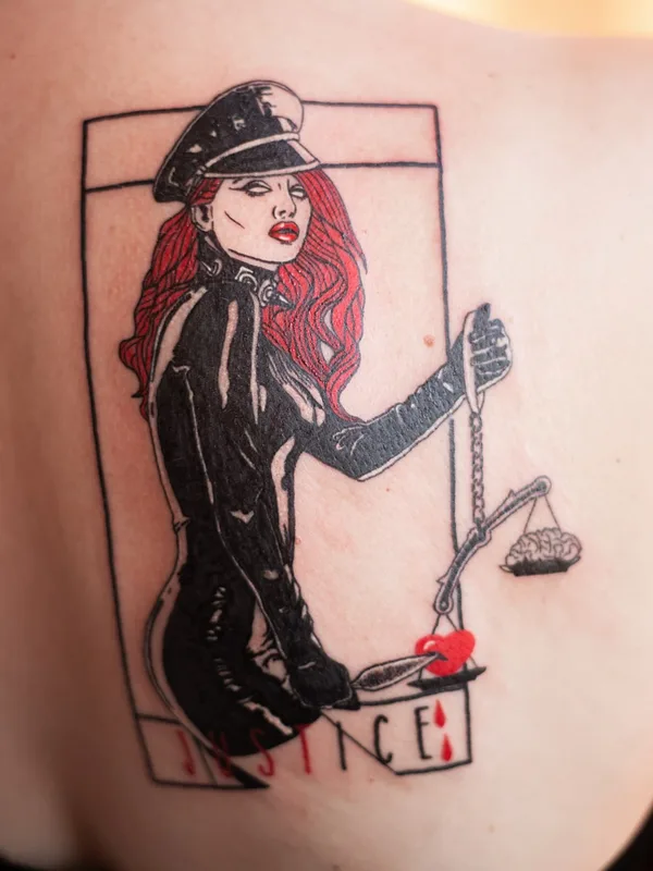 color illustrative tatuaje en shoulder blade #57926 | Tatuador Marie Thirteen