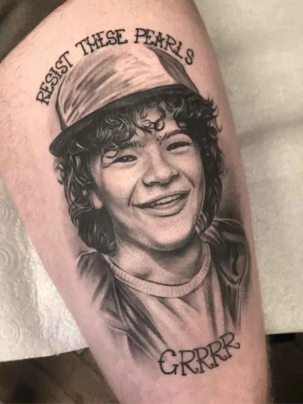 black and grey portrait Tatuaggio su thigh #18217 | Tatuatore Rob Richardson