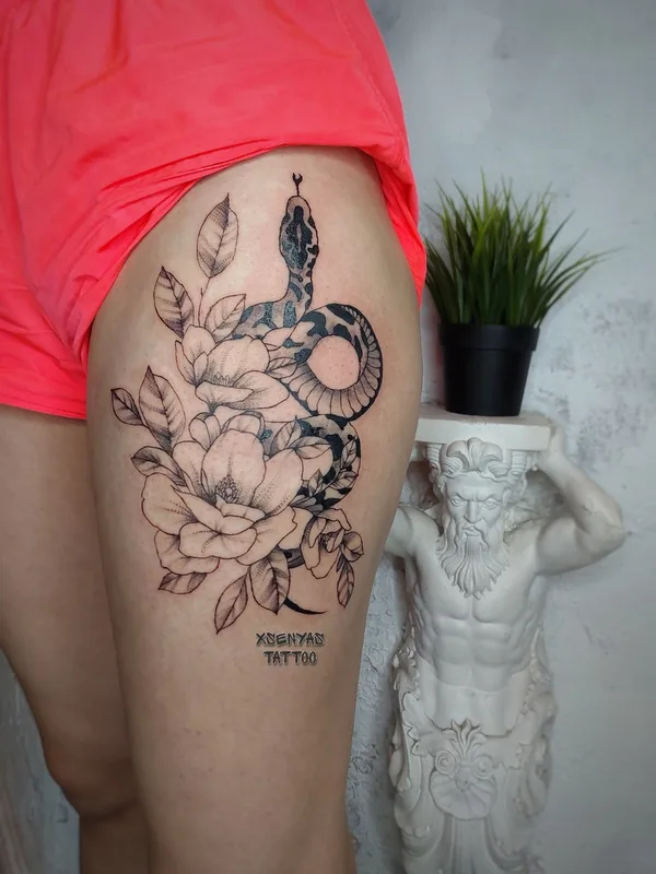 female black and grey blackwork татуировка на thigh #74204 | Тату мастер Ксения Вахромеева 