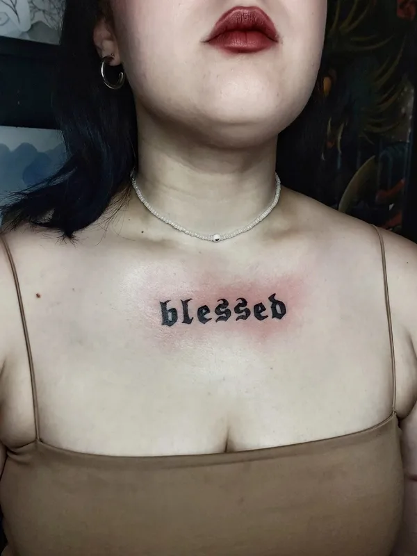 female black lettering татуировка на sternum #74211 | Тату мастер Ксения Вахромеева 