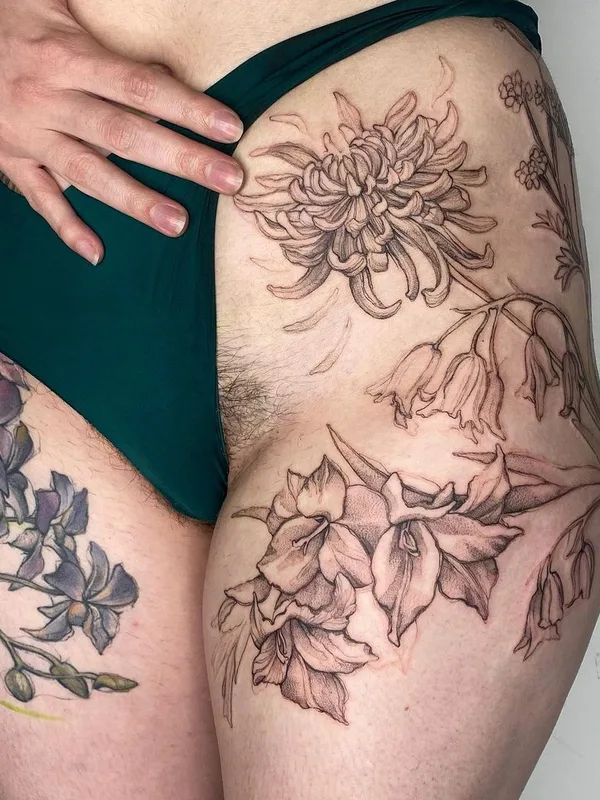 black and grey sketch Tatuagem em thigh #43504 | Tatuador Hettie Baker