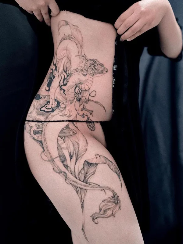 female black and grey illustrative tatouage sur hip #46254 | Artiste tatoueur Zihwa