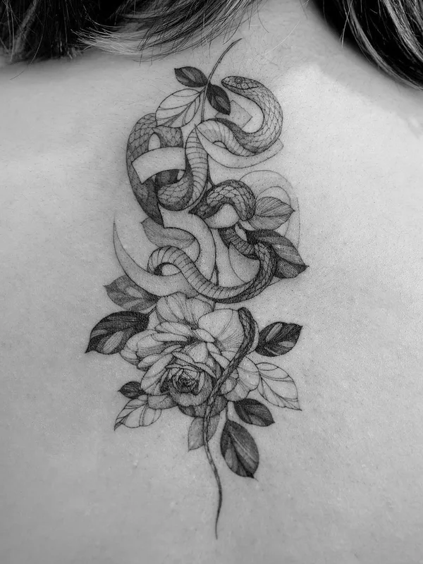 female black and grey blackwork tatouage sur upper back #46258 | Artiste tatoueur Zihwa