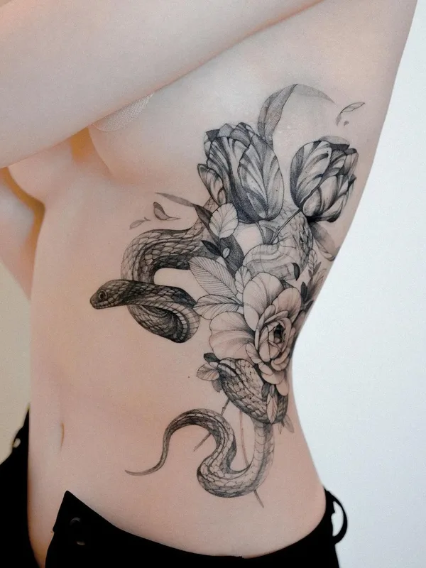 female black and grey black and grey tatouage sur ribcage #46250 | Artiste tatoueur Zihwa