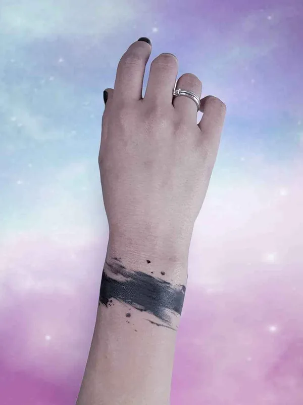 black blackwork tattoo auf wrist #19277 | Tätowierer Ника Столяровская