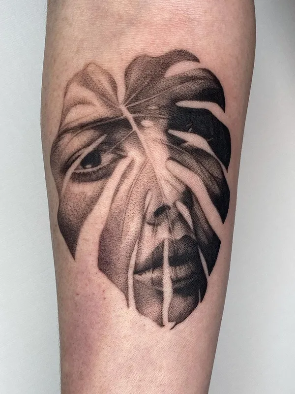 men black&gray microrealism, surrealism tatouage sur forearm #63776 | Artiste tatoueur Camille @plantsnpokes