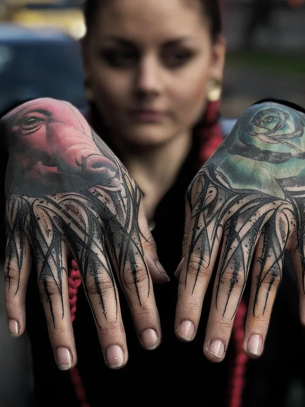 female black ornamental, lettering, blackwork Tatuagem em fingers #29963 | Tatuador Станислав Громов