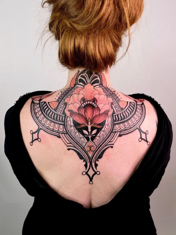 female color ornamental tatouage sur upper back #67458 | Artiste tatoueur JÓN PÁLL