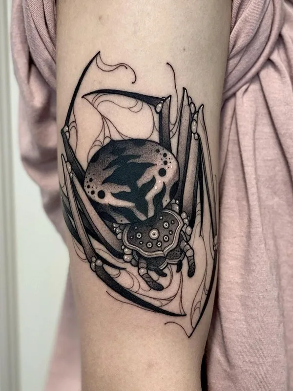 black and grey blackwork tattoo auf upper arm #67521 | Tätowierer Sławek Pawlik