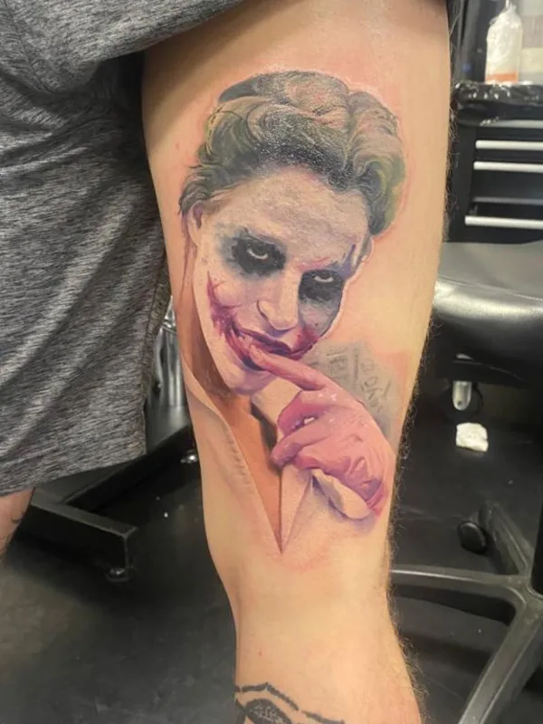 color realism Tatuaggio su thigh #54694 | Tatuatore Андрей Афанасьев