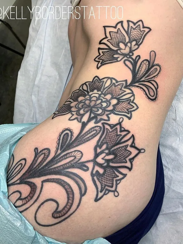 female black blackwork tatuaje en hip #40452 | Tatuador Kelly Borders