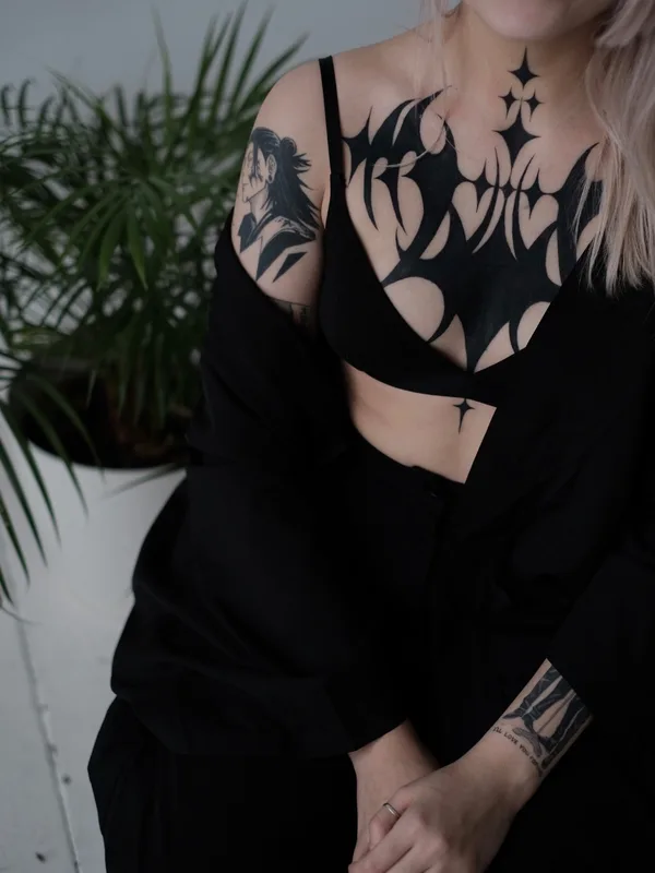 female black blackwork татуировка на chest #69871 | Тату мастер Tattoo.from_nana