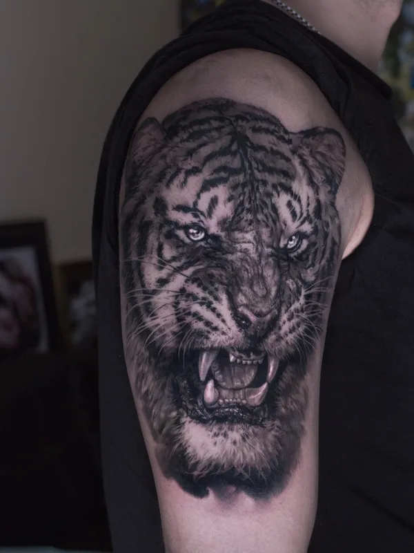 male black and grey realism tatouage sur upper arm #38369 | Artiste tatoueur Alexander Suvorov