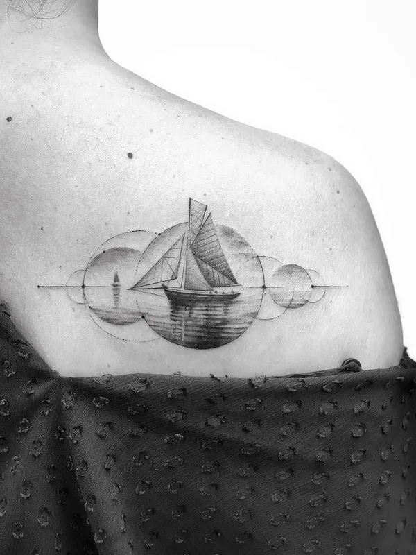 black and grey geometric tatouage sur shoulder blade #19823 | Artiste tatoueur John Monteiro