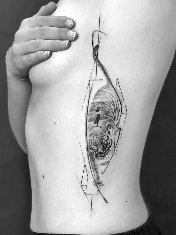 female black and grey geometric tatouage sur ribcage #19826 | Artiste tatoueur John Monteiro