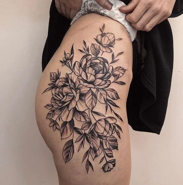 female black and grey botanic tatouage sur thigh #49401 | Artiste tatoueur Никита Сушков