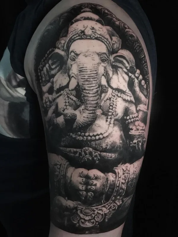 black and grey realism tattoo auf upper arm #49439 | Tätowierer Марковин Максим