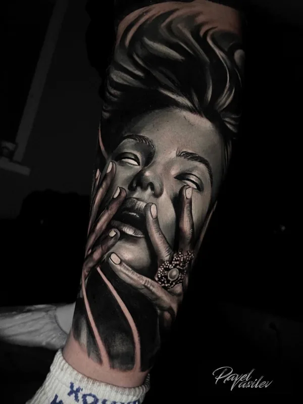 female black and grey realism 纹身 在 forearm #49509 | 纹身师 Павел Васильев