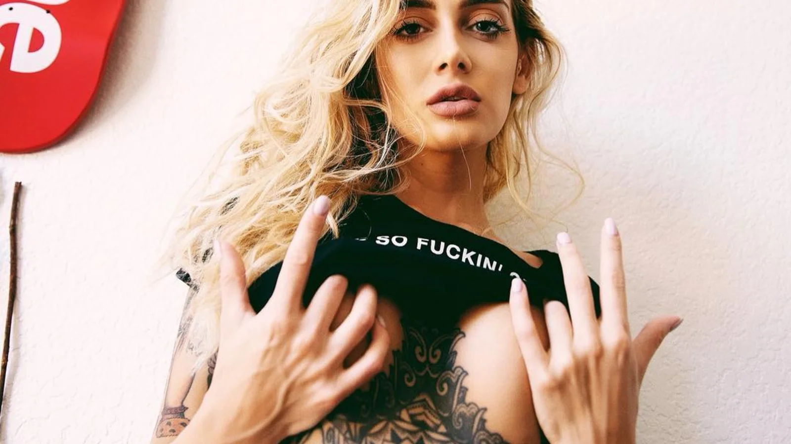 12 unmatched photos of gorgeous British tattoo model Selina