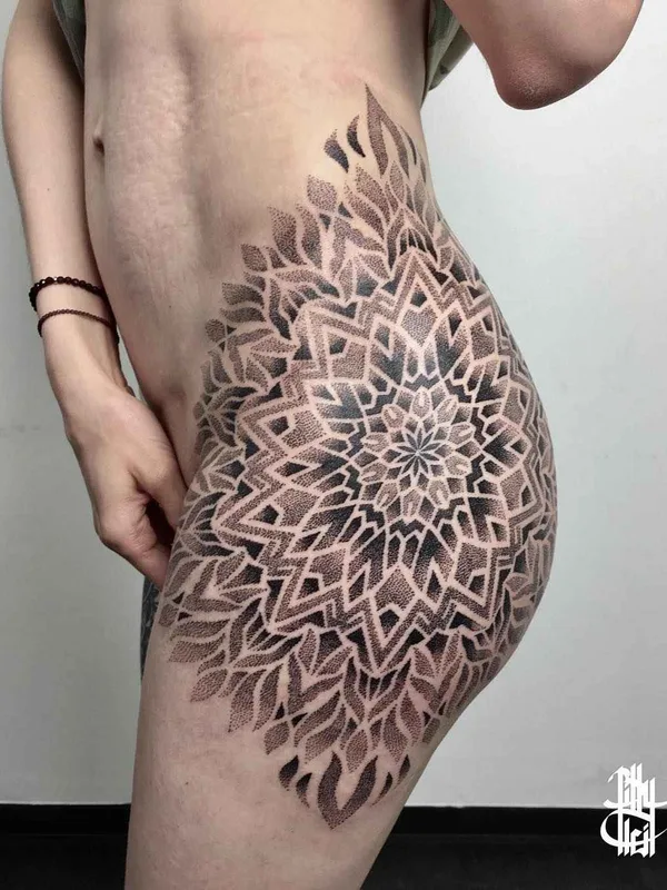 female black and grey dotwork tattoo auf thigh #19324 | Tätowierer Billy Heil