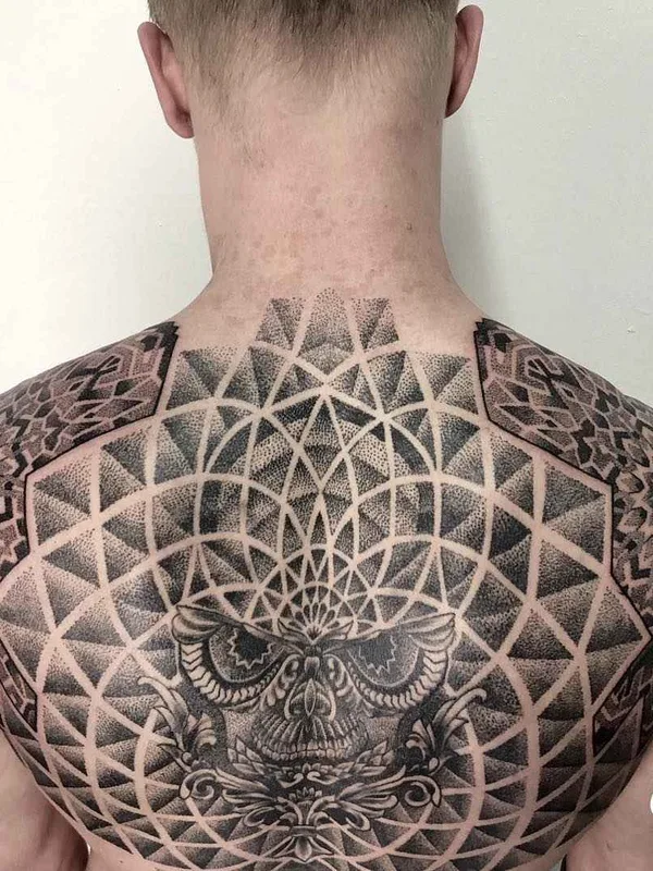 black and grey geometric tattoo auf full back #19322 | Tätowierer Billy Heil