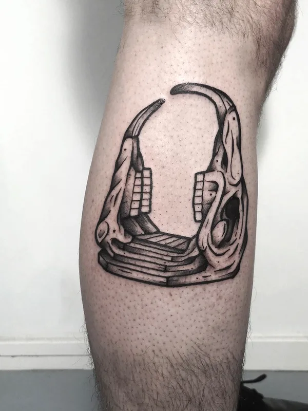 black and grey blackwork tattoo auf calf #41691 | Tätowierer Christian Eisenhofer