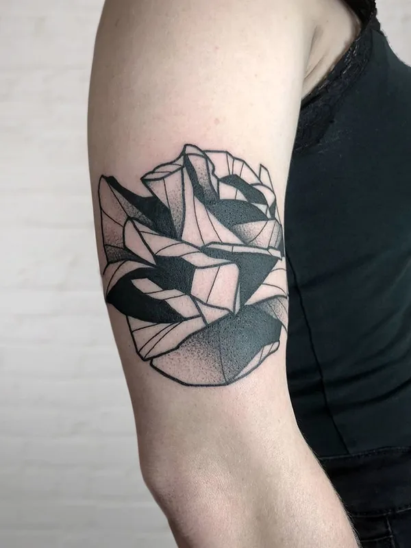 black and grey geometric tattoo auf bicep #41685 | Tätowierer Christian Eisenhofer