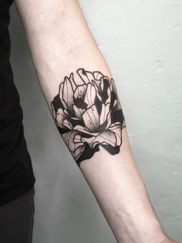 black and grey blackwork tattoo auf forearm #41692 | Tätowierer Christian Eisenhofer