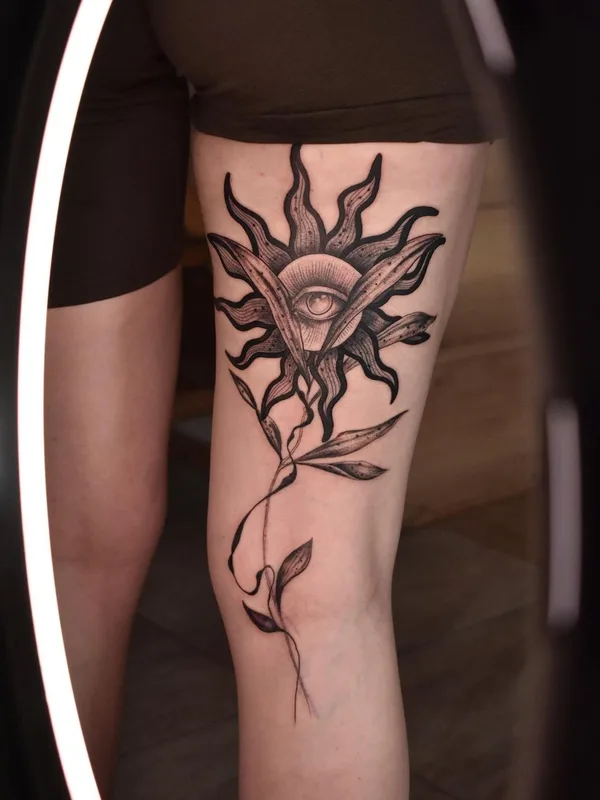 female black and grey blackwork tatouage sur thigh #57971 | Artiste tatoueur Victoryaa Tattoo