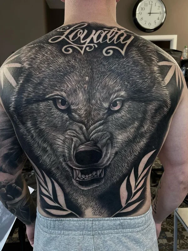 male black and grey realism tatuaje en full back #57991 | Tatuador Sneg Tattoo