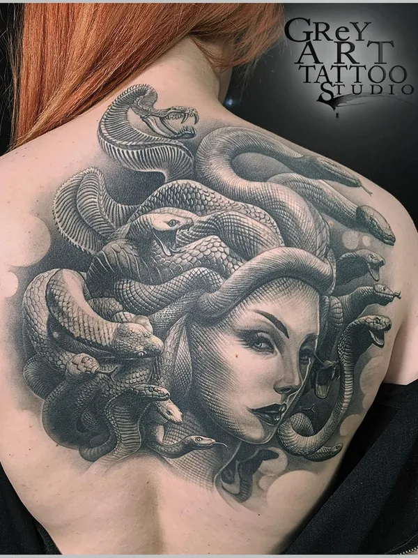 female black and grey realism tattoo auf upper back #58049 | Tätowierer Aleksandr Khartsyz