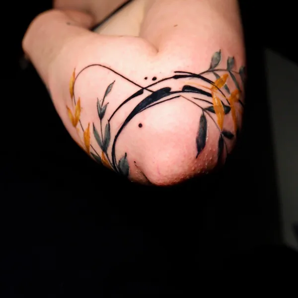 Feminine tattoo by Diana Ivashkevich in Bautzen