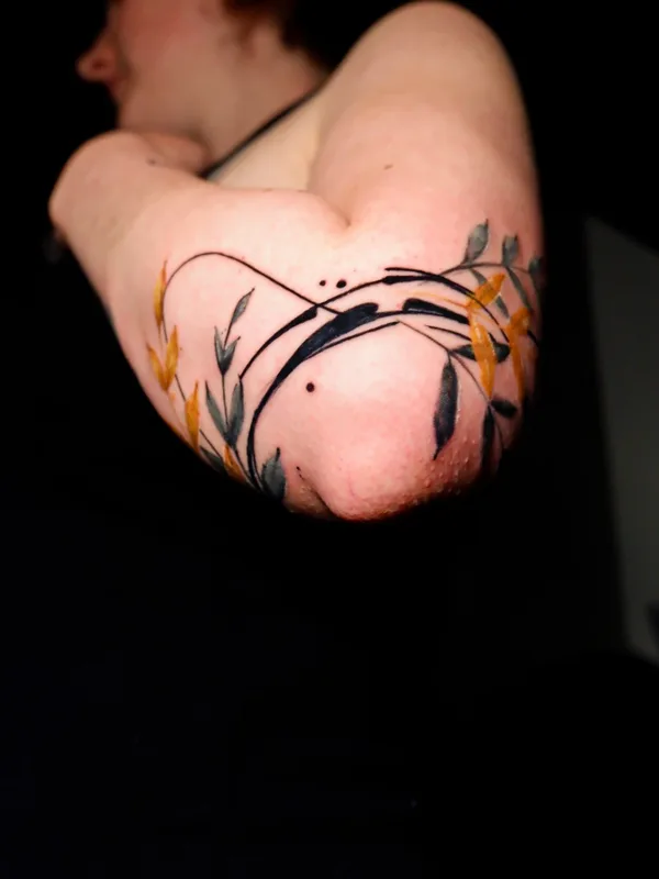 color abstract tatuaje en elbow #72694 | Tatuador Diana Ivashkevich