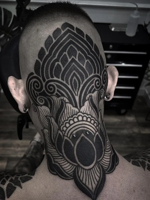 black blackwork tatuaje en back of neck #72711 | Tatuador ARTURO TEROL
