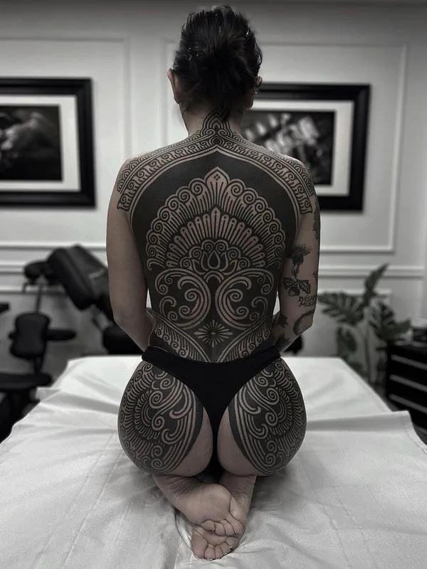 female black blackwork tatuaje en full back #72714 | Tatuador ARTURO TEROL