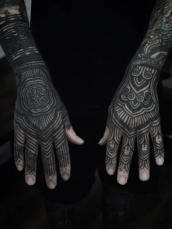 black blackwork tatuaje en hand #72706 | Tatuador ARTURO TEROL