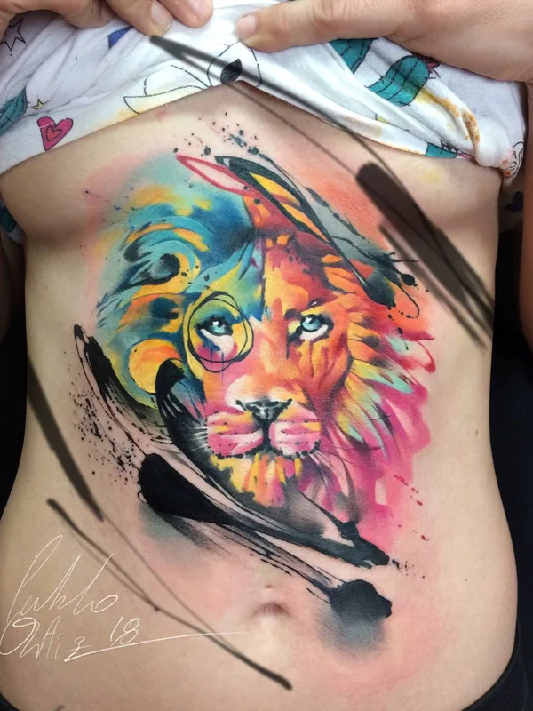 female color watercolor tatouage sur sternum #23341 | Artiste tatoueur Pablo Ortiz