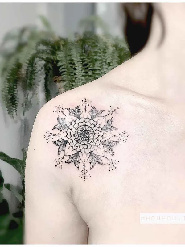 female black and grey ornamental Tatuaggio su shoulder #19942 | Tatuatore Verônica Alves (Houhou)