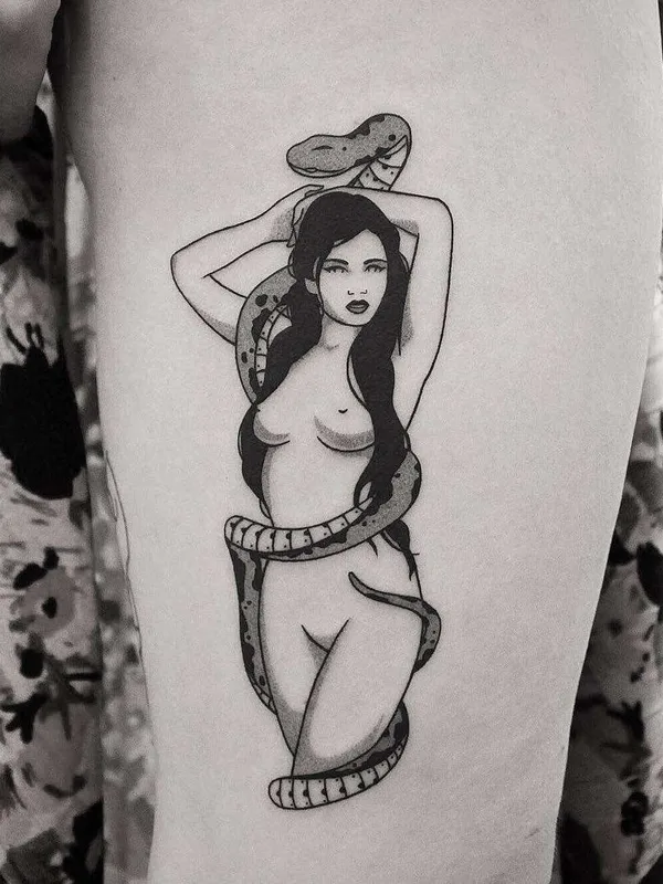 female black and grey blackwork tattoo auf thigh #21580 | Tätowierer Brendon Welfare Dentist