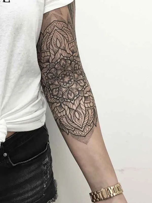female black and grey mandala tattoo auf forearm #19325 | Tätowierer Billy Heil