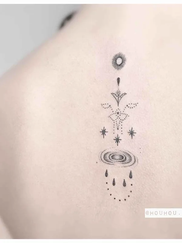 black linework Tatuaggio su shoulder blade #19945 | Tatuatore Verônica Alves (Houhou)