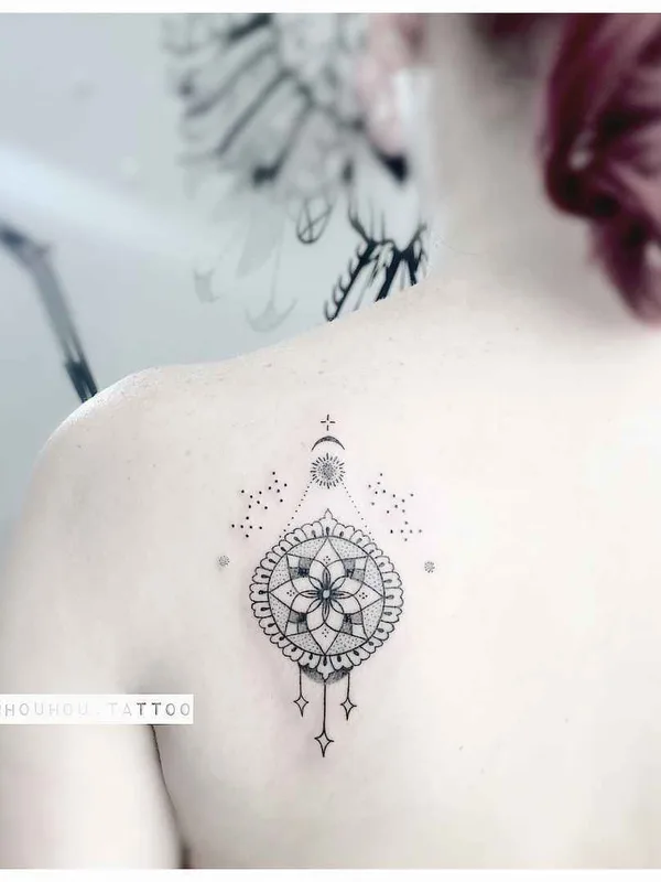 female black and grey ornamental Tatuaggio su shoulder blade #19946 | Tatuatore Verônica Alves (Houhou)