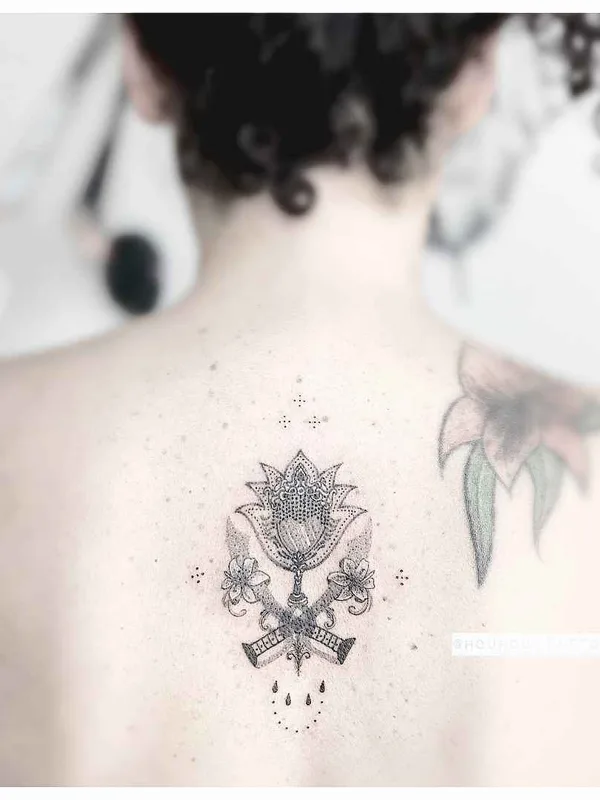 black and grey dotwork Tatuaggio su upper back #19949 | Tatuatore Verônica Alves (Houhou)