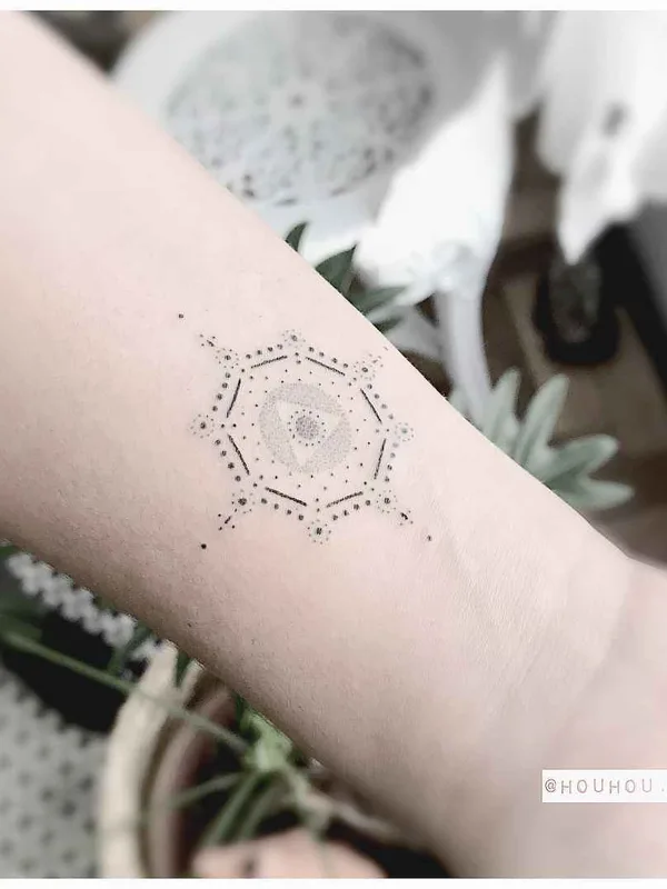 black and grey geometric Tatuaggio su wrist #19948 | Tatuatore Verônica Alves (Houhou)